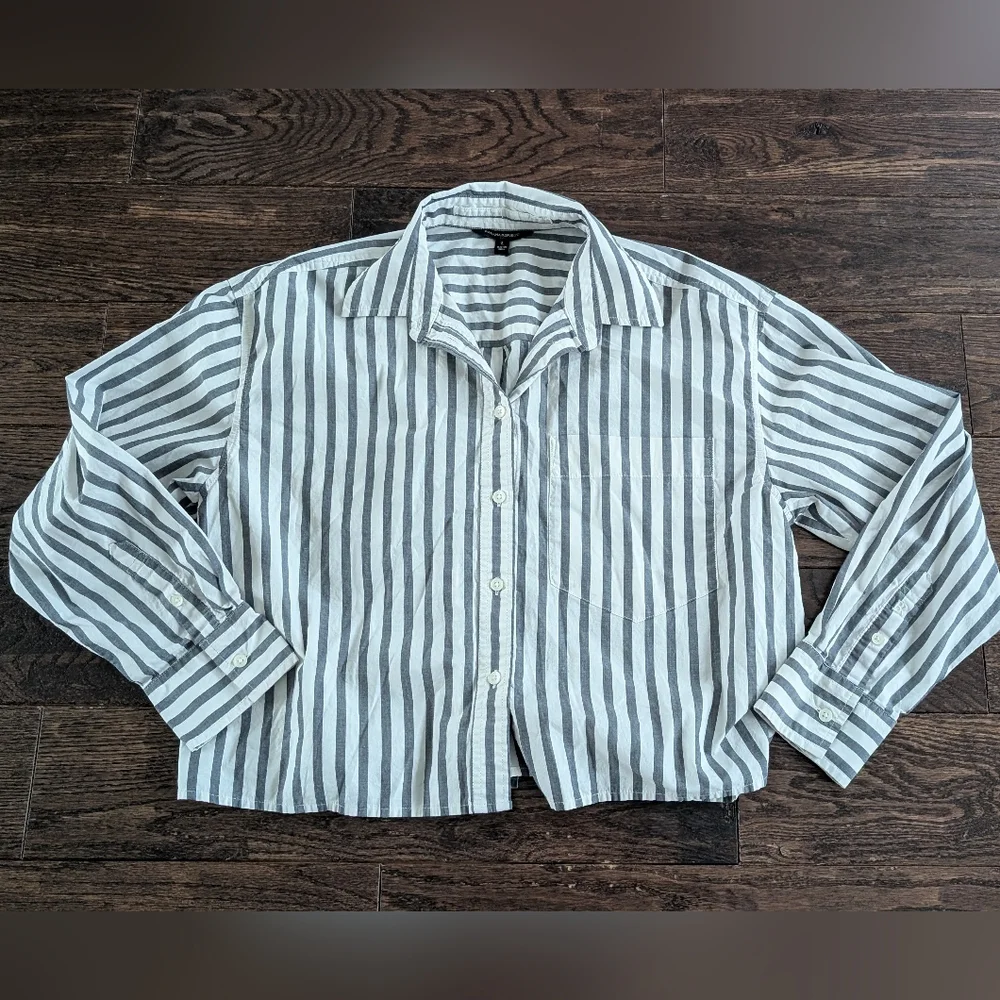 Banana Republic Loose Fit Slightly Cropped Button Down Striped Shirt - Picture 4 of 8